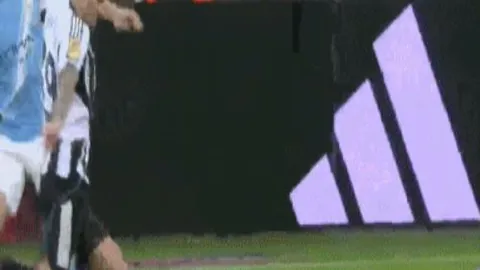 “英超巅峰对决：曼城绝地反击，枪手六分狂追，冠军悬念再燃战火！”